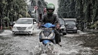 Intensitas hujan yang tinggi selama beberapa hari lalu di kawasan Jakarta membuat kawasan Kelapa Gading di Jakarta Utara terendam banjir, Rabu (30/01/2019).