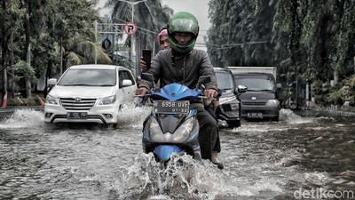 Banjir Rendam Jalanan Kawasan Kelapa Gading