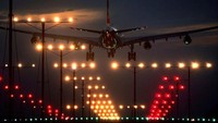 Eskperimennya dimulai tahun 1937 oleh militer AS. Lalu tahun 1960-an British European Airways (BEA), cikal bakal British Airways mulai pendaratan otomatis menggunakan Hawker Siddeley HS-121 Trident (CNN Travel)