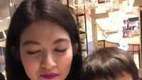 Wah, kira-kira Ethes lagi makan apa, ya? Makannya lahap banget sambil dipangku sang bunda. Foto: Instagram janethesfans