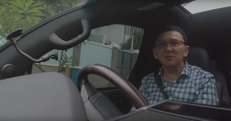Ahok nyetir mobil. Foto: Vlog Ahok (Youtube Panggil Saya BTP) Ahok nyetir mobil. Foto: Vlog Ahok (Youtube Panggil Saya BTP)