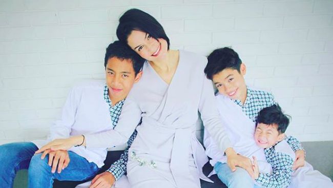 8 Momen Kedekatan Rima Melati Adams Bersama Ketiga Jagoannya