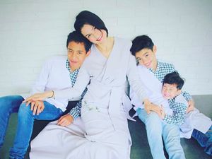 8 Momen Kedekatan Rima Melati Adams Bersama Ketiga Jagoannya