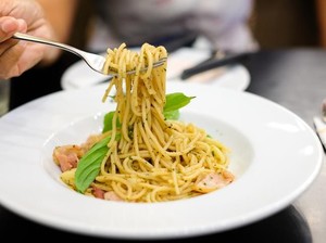 Menyantap Spaghetti Creamy Mushroom di Kafe Instagenik