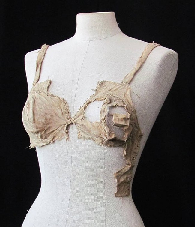 Telah ditemukan bra dan panties dari zaman kuno yang diduga sudah berusia lebih dari 500 tahun. Lingerie dari era sebelum Victorian itu pun dipamerkan dan berhasil mencuri perhatian. Foto: Dok. Universitat Innsbruck