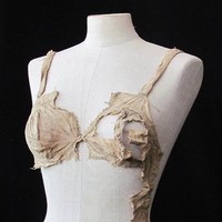Telah ditemukan bra dan panties dari zaman kuno yang diduga sudah berusia lebih dari 500 tahun. Lingerie dari era sebelum Victorian itu pun dipamerkan dan berhasil mencuri perhatian. Foto: Dok. Universitat Innsbruck