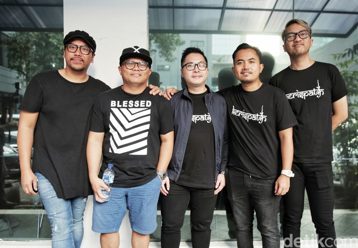 Sammy SImorangkir latihan bareng Kerispatih di kawasan Kuningan.