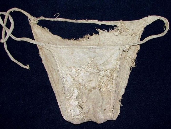 Celana dalam atau panties juga ditemukan dalam kastil tersebut. Panties yang mirip model thong ini pun terbuat dari linen warna putih. Foto: Dok. Universitat Innsbruck