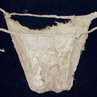 Celana dalam atau panties juga ditemukan dalam kastil tersebut. Panties yang mirip model thong ini pun terbuat dari linen warna putih. Foto: Dok. Universitat Innsbruck