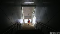 Para pekerja terus mengerjakan pembangunan stasiun MRT di sejumlah tempat.