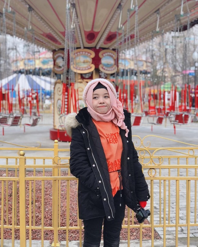 Fatimah Halilintar merupakan anak ke-7 dari pasangan Halilintar Anofial dan Geni Faruk. Keluarga Halilintar seringkali jadi sorotan, karena tak hanya sukses mereka juga dikenal sebagai keluarga agamis. Foto: Instagram/FatimahHalilintar