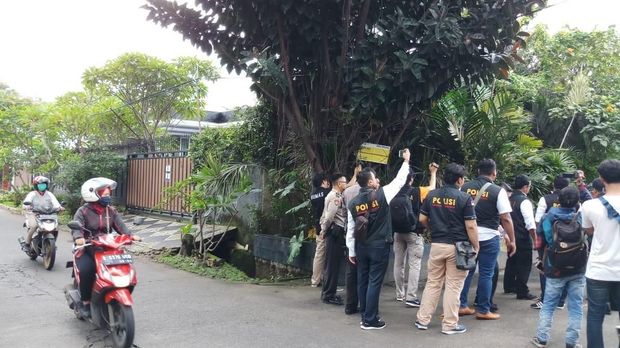 Sejumlah polisi bersiap memasuki kantor PSSI.
