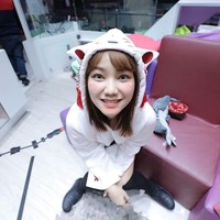 Kedutaan Israel di Thailand mengekspresikan keterkejutan dan kecemasan akan busana Nazi yang dipakai penyanyi BNK48. Besok, 27 Januari, adalah Hari Peringatan Holokaus Internasional dari korban-korban holokaus dan dunia akan memperingati 6 juta orang Yahudi yang tewas. Menampilkan simbol-simbol Nazi oleh penyanyi band tersebut melukai perasaan jutaan orang di dunia yang saudaranya dibunuh oleh Nazi, tulis akun Twitter @ShapiraSmadar. Foto: Instagram @namsai.bnk48official