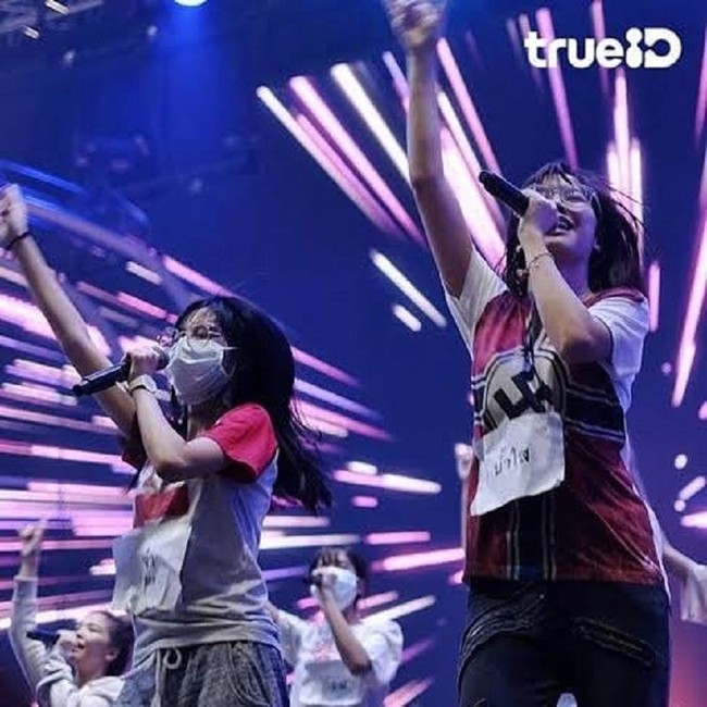 Namsai memakai kaus Nazi ketika menggelar latihan sebelum konser BNK48 Space Mission Concert di Impact Arena in Muang Thong Thani, Bangkok beberapa hari lalu. Foto: Instagram @namsai.bnk48official