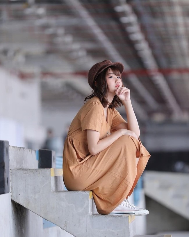 Sambil menangis, Namsai juga telah meminta maaf di depan para penggemarnya ketika konser. Itu adalah kesalahan dan kelalaianku. Tolong maafkan Namsai, tolong, kata Namsai dilansir Bangkok Post. Foto: Instagram @namsai.bnk48official