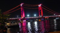 Traveler bisa berfoto dengan latar keseluruhan bagian jembatan dari sisi yang menghadap ke Plaza BKB (Kurnia/detikTravel) 
