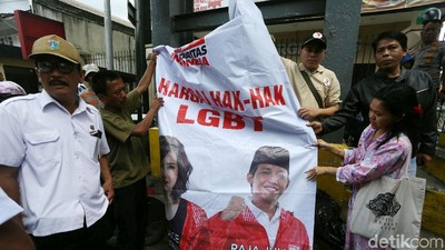 Detik-detik Spanduk Hargai Hak LGBT Berlogo PSI Diturunkan