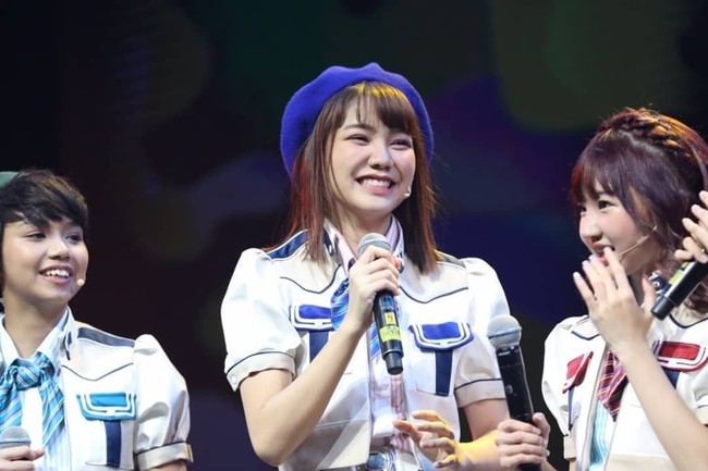 Dalam foto yang beredar, Namsai yang mengenakan kaus bergambar swastika yang merupakan lambang Partai Nazi. Hal itu membuat banyak orang marah karena seolah merayakan atau mendukung partai pimpinan Adolf Hitler yang diketahui pernah melakukan pembantaian terhadap jutaan kaum Yahudi. Foto: Instagram @namsai.bnk48official