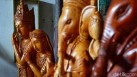 Patung ukir buatan para perajin Desa Cibeusi ini pun laris manis di pasaran dan telah memiliki segmen pasar tersendiri.