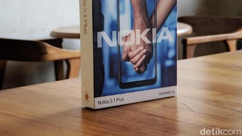 Nokia 5.1 Plus yang diunboxing kali ini berwarna biru. (Foto: detikINET/Adi Fida Rahman)