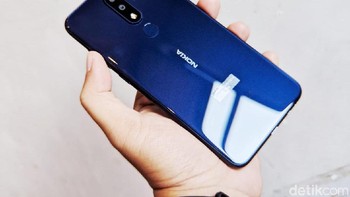 Memori internalnya 32 GB, sedangkan baterainya berkapasitas 3.060 mAh. (Foto: detikINET/Adi Fida Rahman)