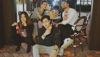 Nongkrong bareng teman-teman pun jadi agenda Ranggaz. Makin lengkap sambil makan dan minum bareng. Foto: Instagram ranggazlaksmana