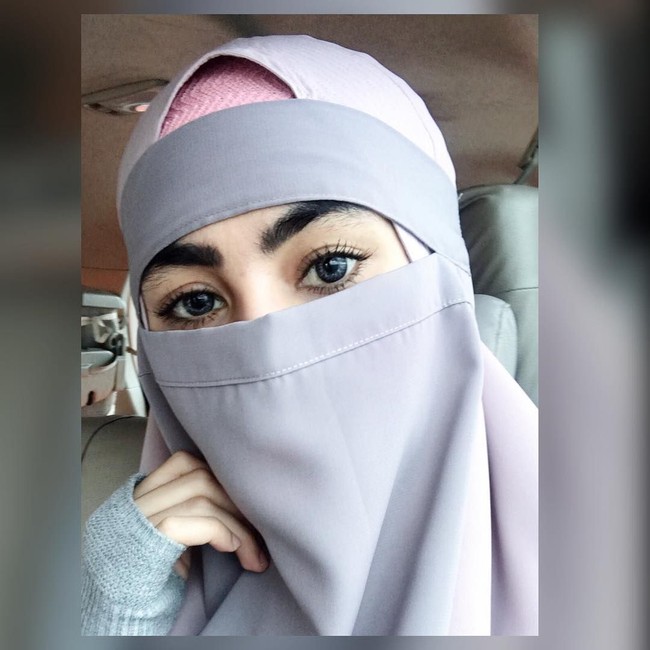 Bahkan, Kartika Putri pernah ramai diberitakan karena mengalami kejadian tidak menyenangkan di bandara saat ia memakai cadar. Namun, ia belum sepenuhnya memakai cadar setiap hari. Foto: Instagram