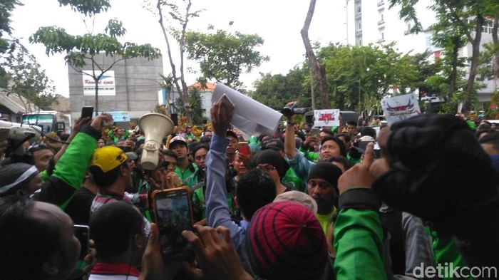 Penahanan Rekan yang Diadili Ditangguhkan, Massa Ojol Bubarkan Diri