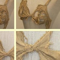 Bra terbuat dari bahan linen. Meskipun kondisinya sudah compang-camping, bisa dilihat bahwa wanita zaman dulu juga memerhatikan keseksian saat mengenakan lingerie. Bra berwarna broken white tersebut dihiasi ornamen lace yang menghadirkan kesan seksi dan feminin. Foto: Dok. Universitat Innsbruck