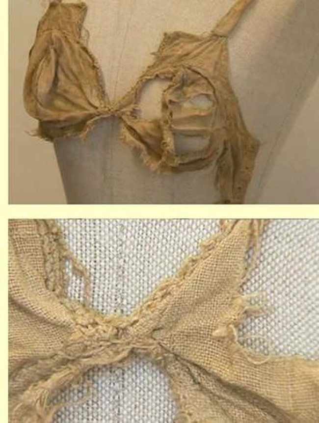 Bra terbuat dari bahan linen. Meskipun kondisinya sudah compang-camping, bisa dilihat bahwa wanita zaman dulu juga memerhatikan keseksian saat mengenakan lingerie. Bra berwarna broken white tersebut dihiasi ornamen lace yang menghadirkan kesan seksi dan feminin. Foto: Dok. Universitat Innsbruck