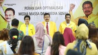 Artis Nurul Arifin juga menambahkan jika Partai Golkar sendiri memandang perlu dan pentingnya pemahaman masyarakat akan teknologi. Tapi ingat, jangan sampai kita dijauhkan oleh kemajuan teknologi itu sendiri karena Hoax yang merajalela.