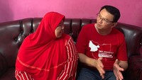 Foto: Kemudian, Ahok juga blusukan ke rumah warga yang ada di dekat posko Ima. Ia datang menjenguk seorang ibu yang sakit stroke. (Dok Istimewa).