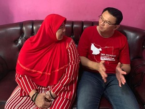Ahok Sempat Jenguk Warga yang Sakit di Jakbar