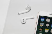 Pada 2016, Apple merilis wirelss earphones yang dinamai AirPods.