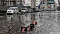Sejumlah mobil menerobos genangan di Jalan Boulevard Barat.