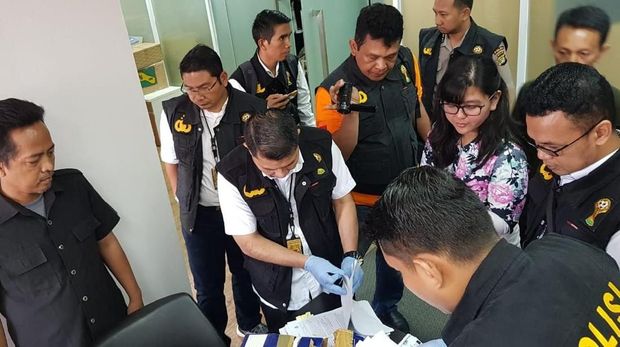 Penyidik tampak memeriksa dokumen di kantor PSSI.