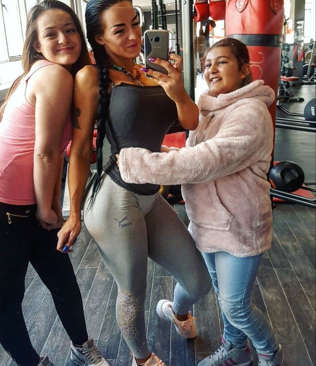 Aku menyadari bahwa aku tidak perlu takut-takut lagi dan aku bisa mulai berinvestasi pada diriku sendiri. Aku telah melihat betapa cantik dan kuat binaragawan wanita, dan inilah yang aku inginkan, tuturnya. Foto: Instagram @natasha_ukbff_bodyfitness_xx