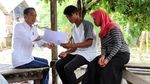 Momen Jokowi Beri Sambungan Listrik Gratis di Muara Gembong