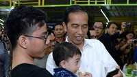 Nyam! Makan duren sambil digendong dan disuapin Gibran aja ekspresinya bikin gemas. Bahkan Presiden Jokowi terlihat sedang merekam tingkah lucu cucunya itu. Foto: Instagram janethes_story