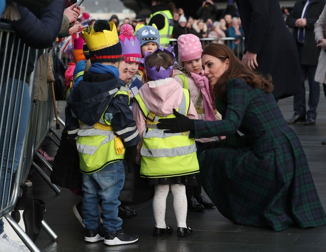 Kate juga berinteraksi dengan murid-murid sekolah setempat. Sebagai ibu dari tiga anak kecil, Kate selalu menikmati momen tersebut. Foto: Getty Images