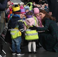 Kate juga berinteraksi dengan murid-murid sekolah setempat. Sebagai ibu dari tiga anak kecil, Kate selalu menikmati momen tersebut. Foto: Getty Images