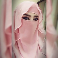 Mantan istri Lucky Hakim, Tiara Dewi juga mengenakan cadar beberapa waktu terakhir ini. Ia muncul memakai hijab bernuansa merah muda di Polda Metro Jaya beberapa waktu lalu. Foto: Instagram
