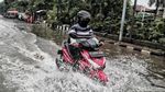 Banjir Rendam Jalanan Kawasan Kelapa Gading