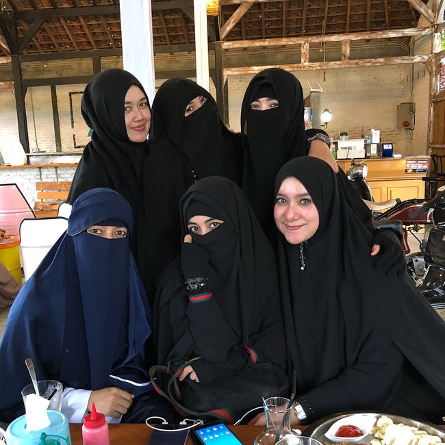 Nuri Maulida juga pernah terlihat memakai niqab di sebuah acara bersama Ummi Pipik dan Indadari. Ia memilih busana dan hijab cadar berwarna hitam sampai sulit dibedakan dengan tamu yang lain. Foto: Instagram