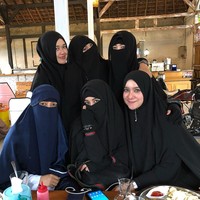 Nuri Maulida juga pernah terlihat memakai niqab di sebuah acara bersama Ummi Pipik dan Indadari. Ia memilih busana dan hijab cadar berwarna hitam sampai sulit dibedakan dengan tamu yang lain. Foto: Instagram