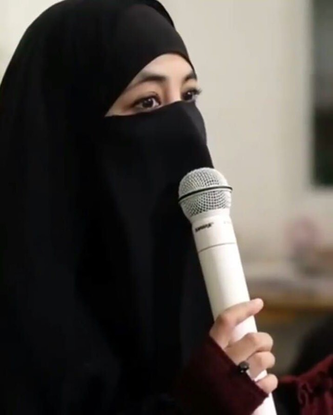 Ummi Pipik mantap bercadar setelah ditinggal wafat suaminya, Ustadz Jefry. Ia secara konsisten menjalankan sunah dengan mengenakan cadar warna hitam di kesehariannya. Foto: Instagram