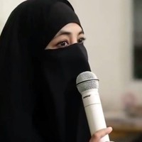 Ummi Pipik mantap bercadar setelah ditinggal wafat suaminya, Ustadz Jefry. Ia secara konsisten menjalankan sunah dengan mengenakan cadar warna hitam di kesehariannya. Foto: Instagram
