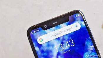 Terdapat notch untuk menempatkan kamera selfie 8 MP. (Foto: detikINET/Adi Fida Rahman)