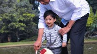 Bocah yang baru berusia 2 tahun itu memang selalu nempel ke sang kakek, Presiden Jokowi. Salah satu momen yang tak kalah menggemaskan ialah saat Ethes ikut memberi makan entok di Istana Bogor. Foto: Instagram Jokowi