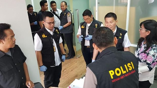 Suasana penggeledahan Kantor PSSI oleh Satgas Anti Mafia Bola.